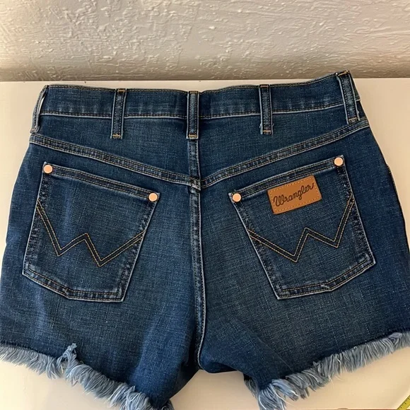Sz 28, wrangler daisy dukes - Picture 4 of 6